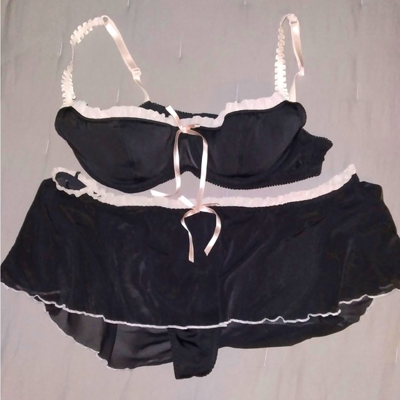 Victoria's Secret Other - NWOT Vintage 2005 Victoria’s Secret Black & Pink Bra & Skirted Thong Set